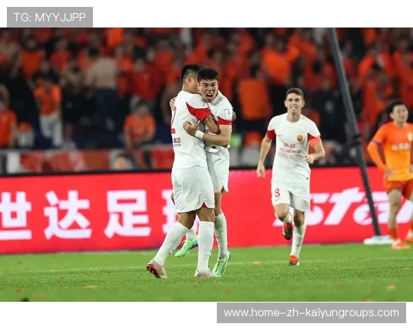 上海海港前锋李明连中两球，稳住领先优势